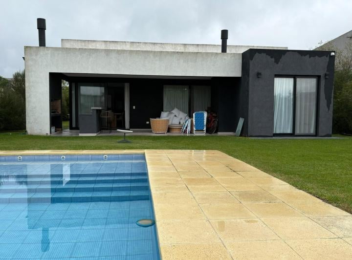 Casa · 180m² · 4 Ambientes · 4 Cocheras