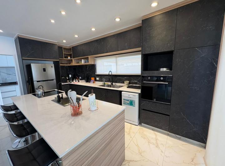 Casa · 211m² · 5 Ambientes · 2 Cocheras