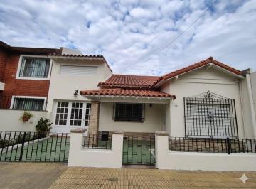 Casa de 3 ambientes, San Isidro · Chalet de Tres Ambientes con Patio Ideal Para Reciclar. Excelente Ubicacion