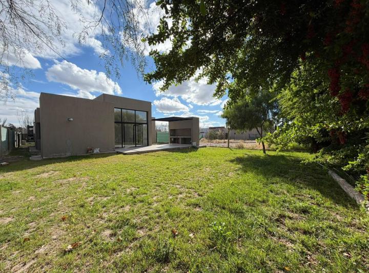 Casa · 165m² · 4 Ambientes · 2 Cocheras