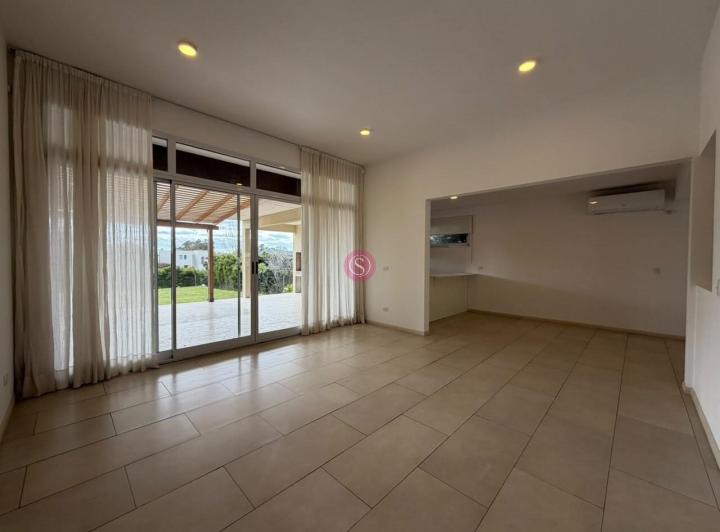 Casa · 140m² · 4 Ambientes · 3 Cocheras