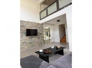 Casa de 5 ambientes, Santa Lucía · Venta Casa | Diseño, Piscina y Quincho en Límite Capital – Santa Lucía