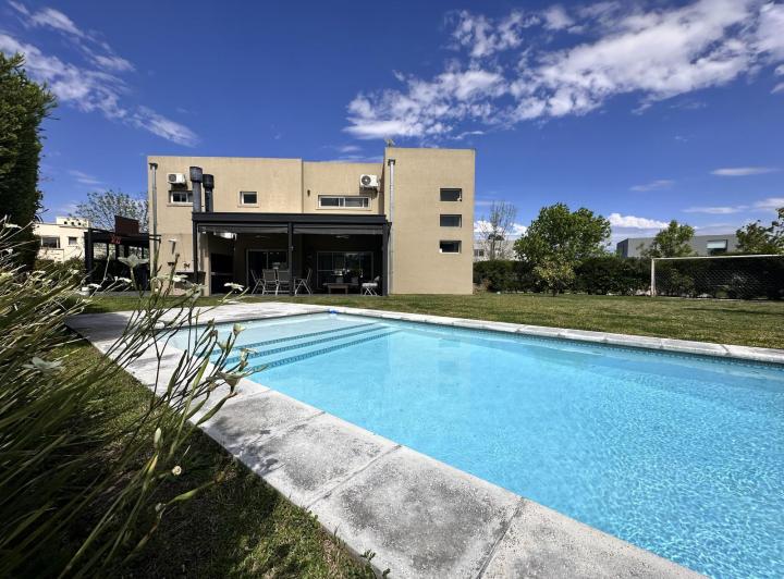 Casa · 149m² · 5 Ambientes · 3 Cocheras