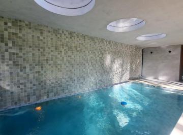 Casa de 4 ambientes, Cariló · Casa con Piscina Cubierta Climatizada