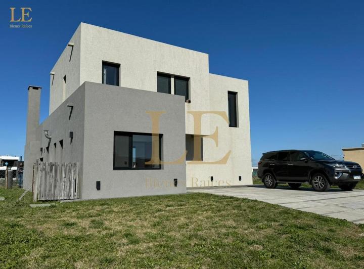 Casa · 151m² · 5 Ambientes · 4 Cocheras