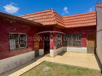 Casa · 104m² · 4 Ambientes · 1 Cochera · Casa de 4 Ambientes con Garage y Amplio Fondo Sobre Lote de 375 m²