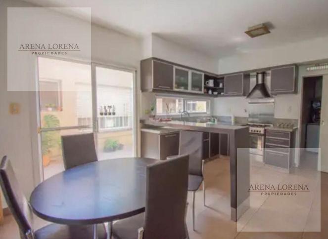 Casa · 216m² · 4 Ambientes · 1 Cochera