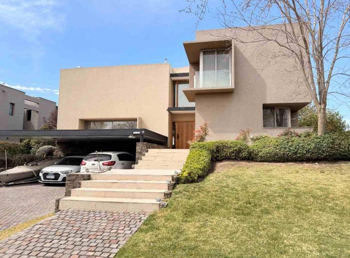 Casa · 406m² · 8 Ambientes · 2 Cocheras
