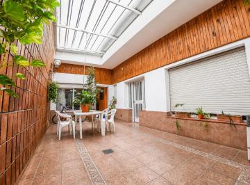Casa · 183m² · 5 Ambientes · 1 Cochera · Venta! Casa de 4 Dorm. + Patio + Cochera!