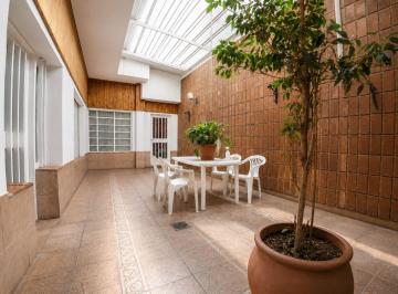 Casa · 183m² · 5 Ambientes · 1 Cochera · Venta! Casa de 4 Dorm. + Patio + Cochera!