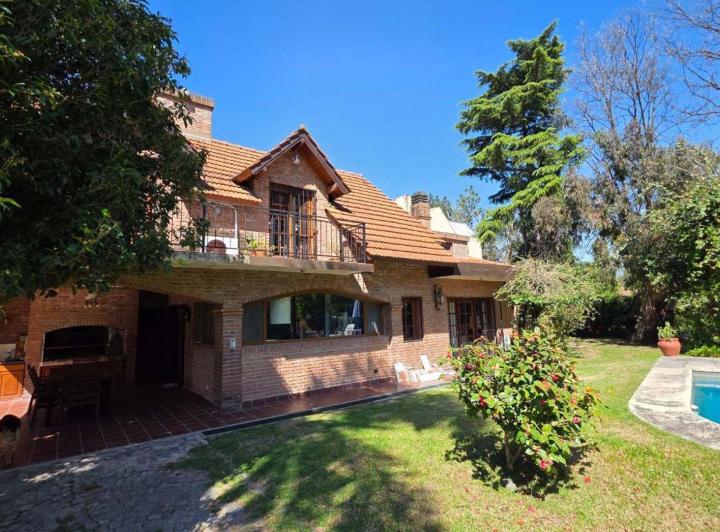 Casa · 270m² · 5 Ambientes · 2 Cocheras