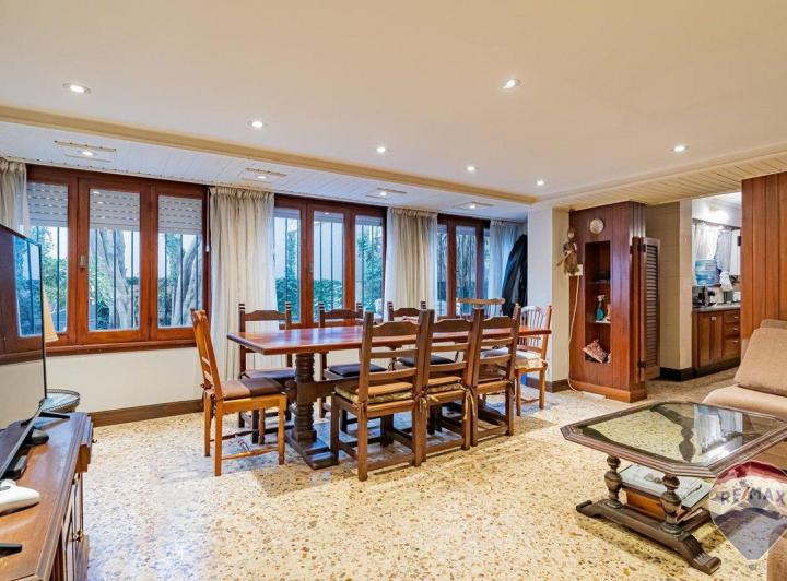 Casa · 230m² · 6 Ambientes · 3 Cocheras