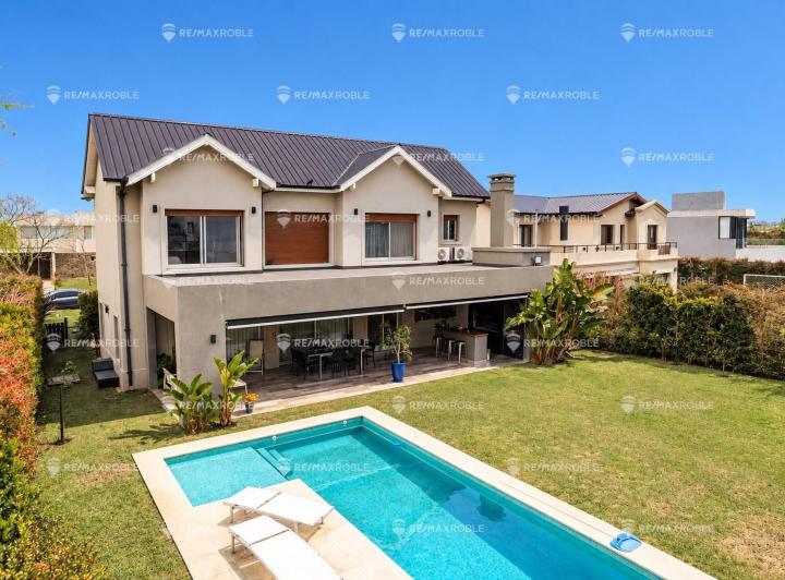 Casa · 260m² · 5 Ambientes · 3 Cocheras