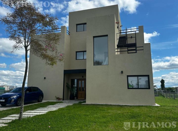 Casa · 240m² · 5 Ambientes