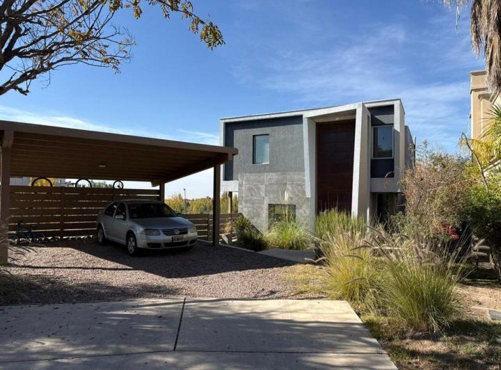 Casa · 230m² · 7 Ambientes · 2 Cocheras