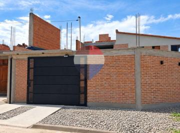 Casa · 225m² · 6 Ambientes · 2 Cocheras · Venta de Casa a Terminar con Pileta