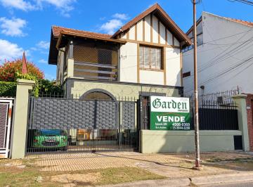 Casa de 3 ambientes, General San Martín · Chalet de 3 Ambientes Sobre Lote de 266 m². Amplio Parque C/ Pileta. Excelente Ubicación.