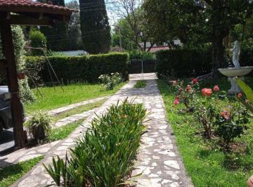Casa de 4 ambientes, Ituzaingó · Casa en Villa Udaondo. 917 m de Lote, Barrio Residencial.