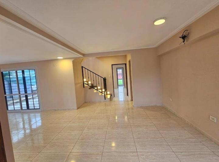 Casa · 200m² · 4 Ambientes · 2 Cocheras