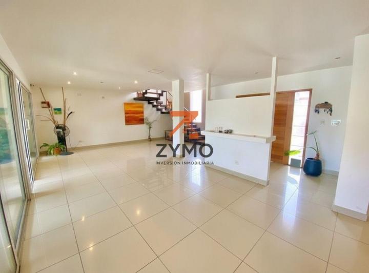 Casa · 320m² · 8 Ambientes · 2 Cocheras