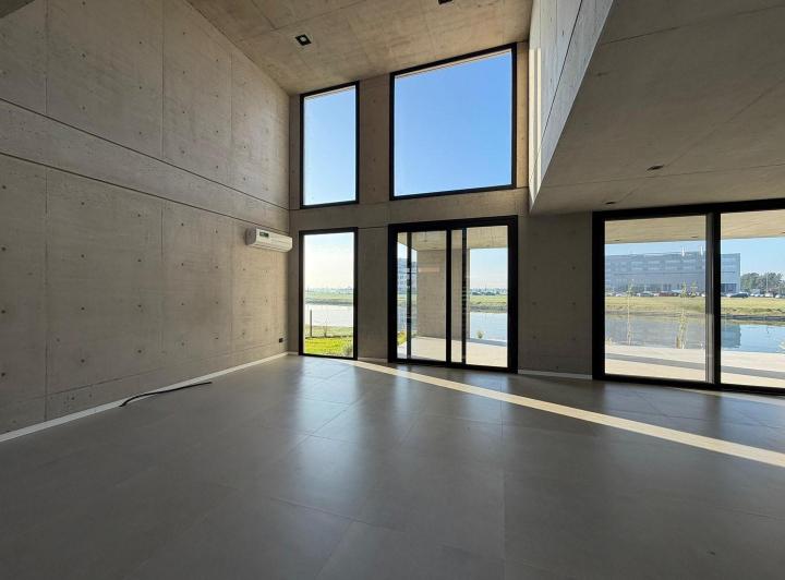 Casa · 346m² · 6 Ambientes · 1 Cochera