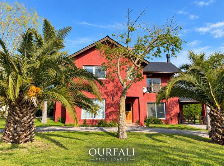 Casa · 230m² · 6 Ambientes · 2 Cocheras