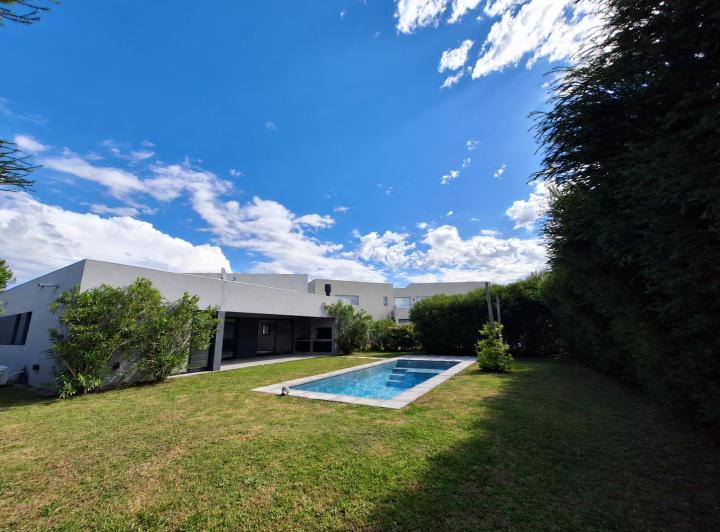 Casa · 147m² · 4 Ambientes · 2 Cocheras