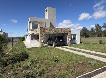 Casa · 170m² · 5 Ambientes · 2 Cocheras · Casa en Acquavista