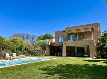 Casa · 250m² · 3 Dormitorios · Enero - Casa en Alquiler de Temporada en Santa Barbara