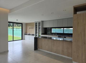 Casa · 230m² · 4 Dormitorios · 2 Cocheras · Magnifica Propiedad en Av Perón