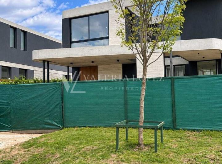 Casa · 227m² · 5 Ambientes · 2 Cocheras