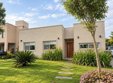 Casa · 120m² · 4 Ambientes · 3 Cocheras · Casa en Alquiler en San Ramon - Pilar del Este