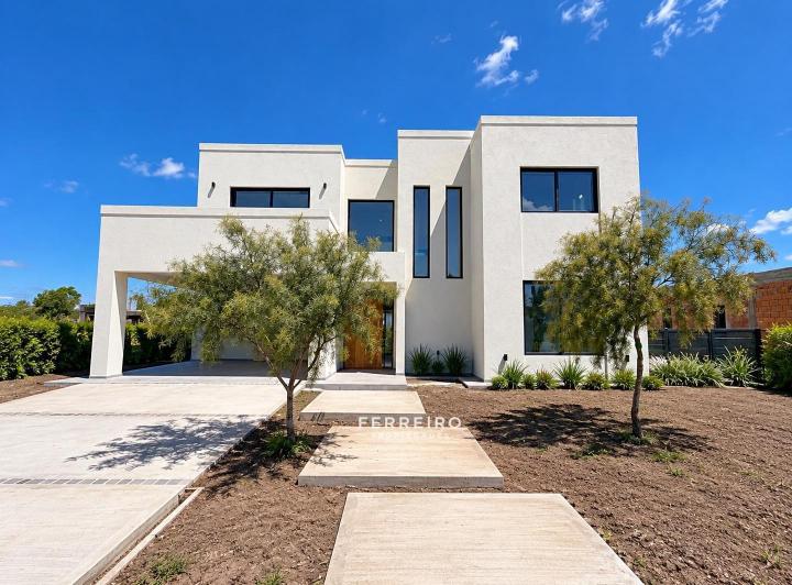 Casa · 270m² · 5 Ambientes · 6 Cocheras