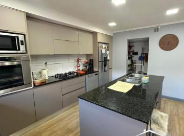 Casa · 200m² · 4 Ambientes · 1 Cochera · Casa en Bernardino Rivadavia
