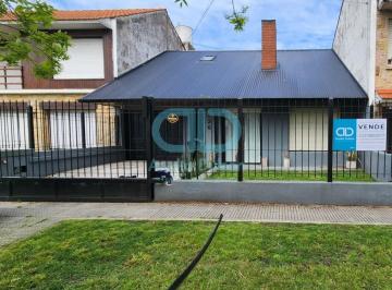 Casa · 182m² · 4 Ambientes · 2 Cocheras · Venta Chalet