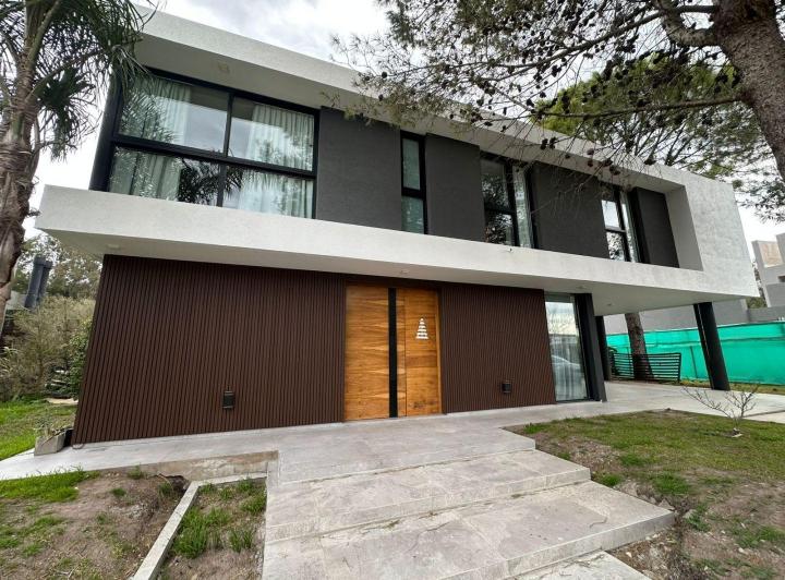 Casa · 460m² · 5 Ambientes · 3 Cocheras
