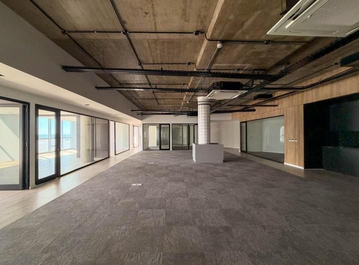 Oficina comercial · 412m² · 10 Ambientes · 4 Cocheras