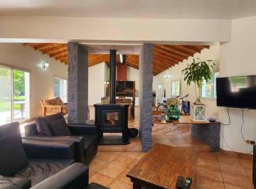 Casa · 261m² · 5 Ambientes · 2 Cocheras · Casa en Venta en Campos de Roca