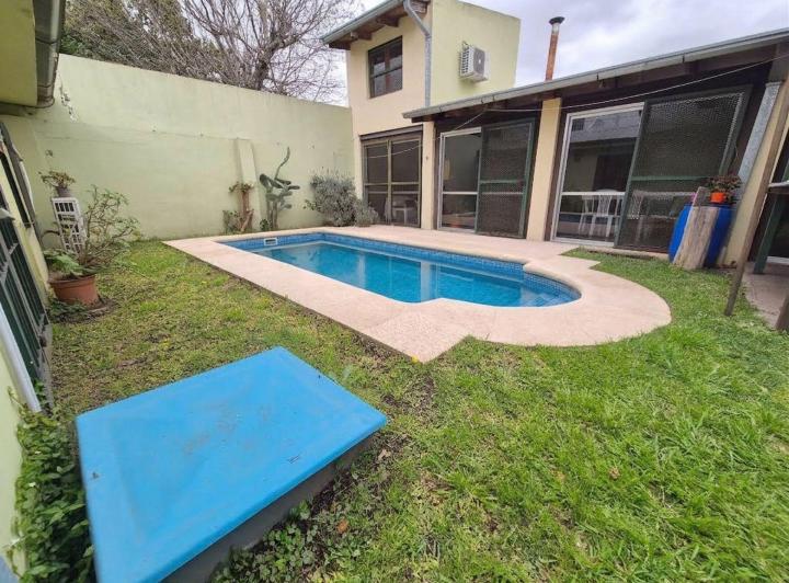 Casa · 222m² · 6 Ambientes · 3 Cocheras