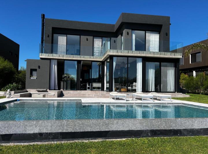Casa · 356m² · 7 Ambientes · 4 Cocheras