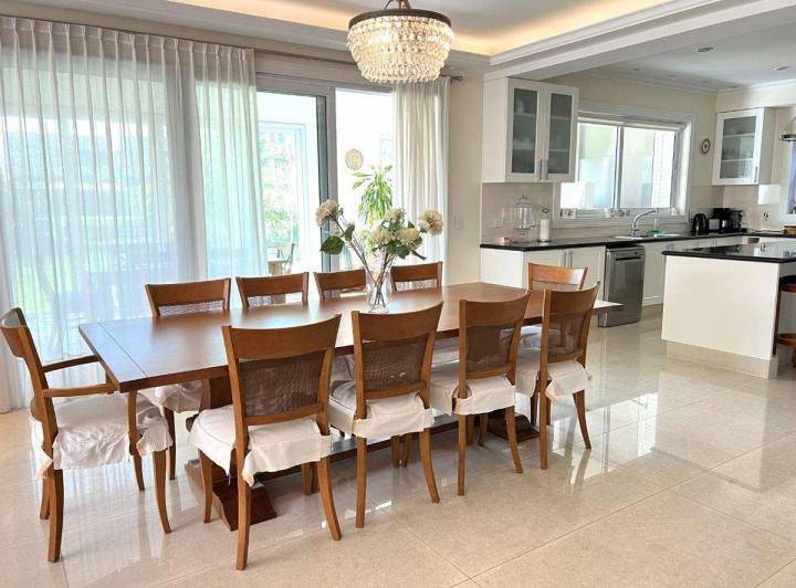 Casa · 300m² · 4 Ambientes · 3 Cocheras