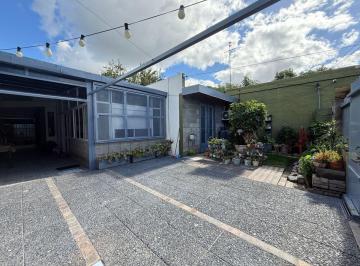 Casa · 180m² · 3 Ambientes · 1 Cochera · Venta Casa Hurlingham C/cochera Acepta Permuta