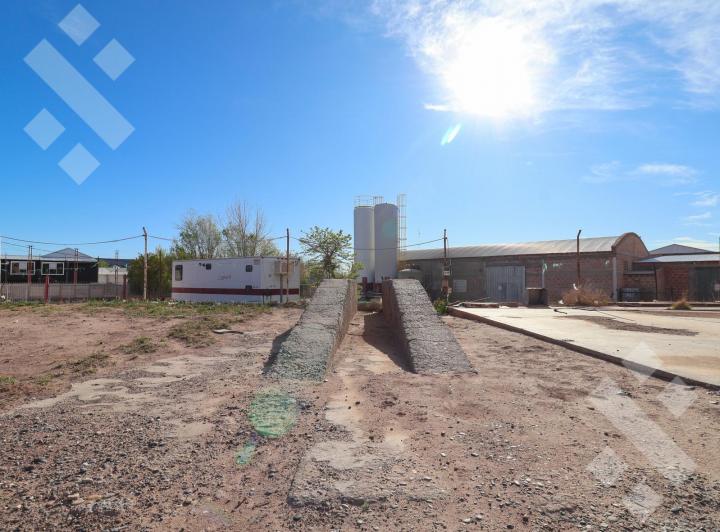 Bodega-Galpón · 1177m² · 10 Ambientes · 4 Cocheras