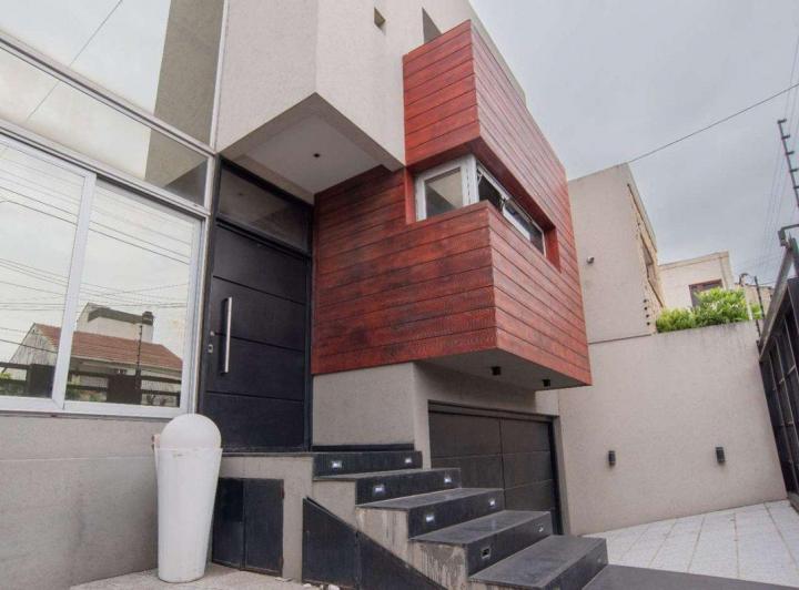 Casa · 260m² · 5 Ambientes · 2 Cocheras