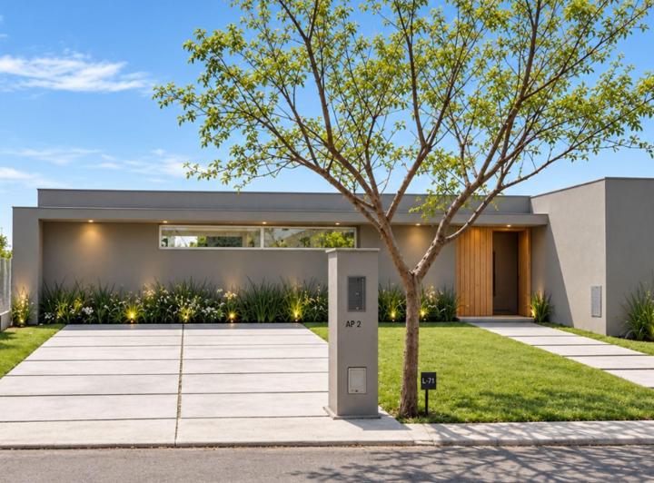 Casa · 145m² · 5 Ambientes · 2 Cocheras