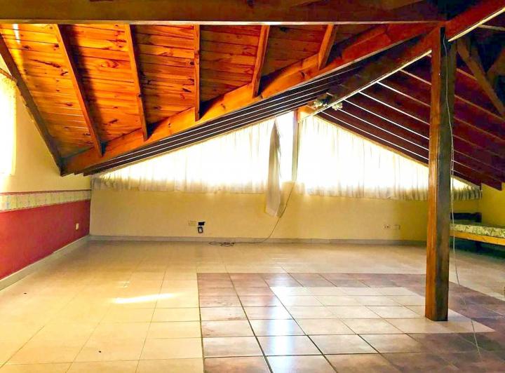 Casa · 710m² · 6 Ambientes · 2 Cocheras