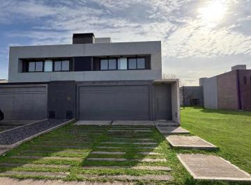 Casa · 150m² · 4 Ambientes · 2 Cocheras · Venta Increíble Duplex Categoria 3 Dorm. Cochera Doble en Acquavista - Entrega y Cuotas