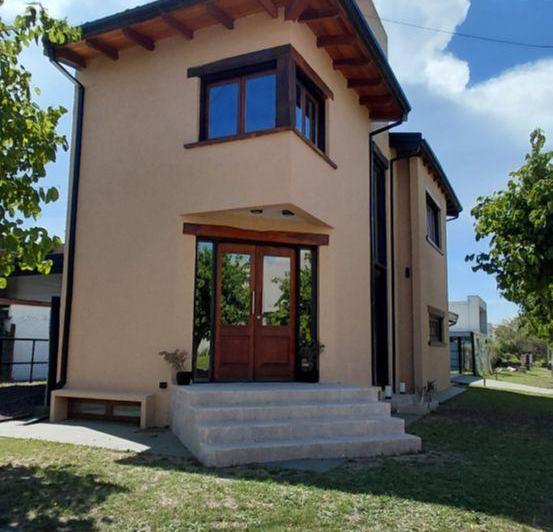 Casa · 290m² · 7 Ambientes · 2 Cocheras
