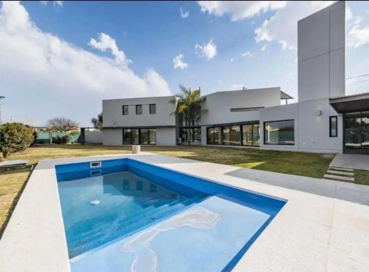 Casa · 400m² · 9 Ambientes · 4 Cocheras