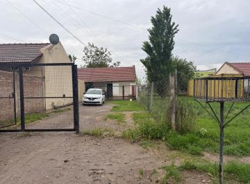 Casa · 160m² · 3 Ambientes · 1 Cochera · Alquilo Casa 2 Dorm. en Fernández Oro